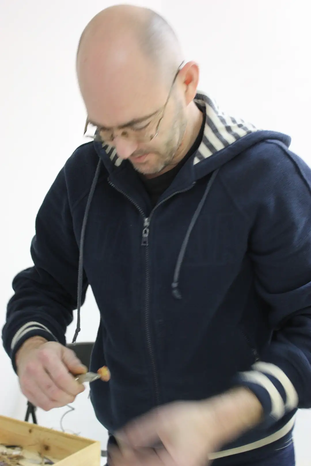 MU_Música_(2019)_elementos naturales y partitura_sobre_pared_mediadas_variables