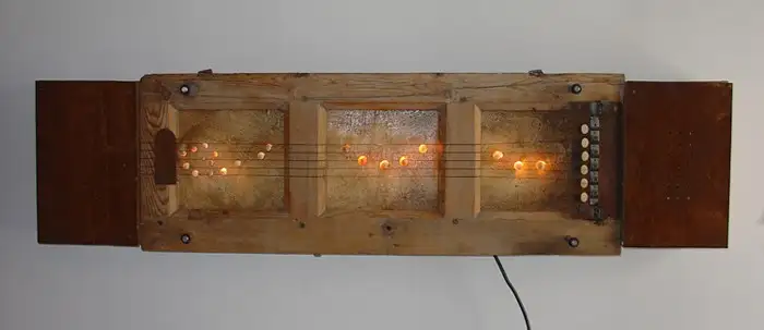 MU_Pianola (Radio Nature) (2011)_elementos-naturales-luz_música_30x80cm_SIN CRISTAL