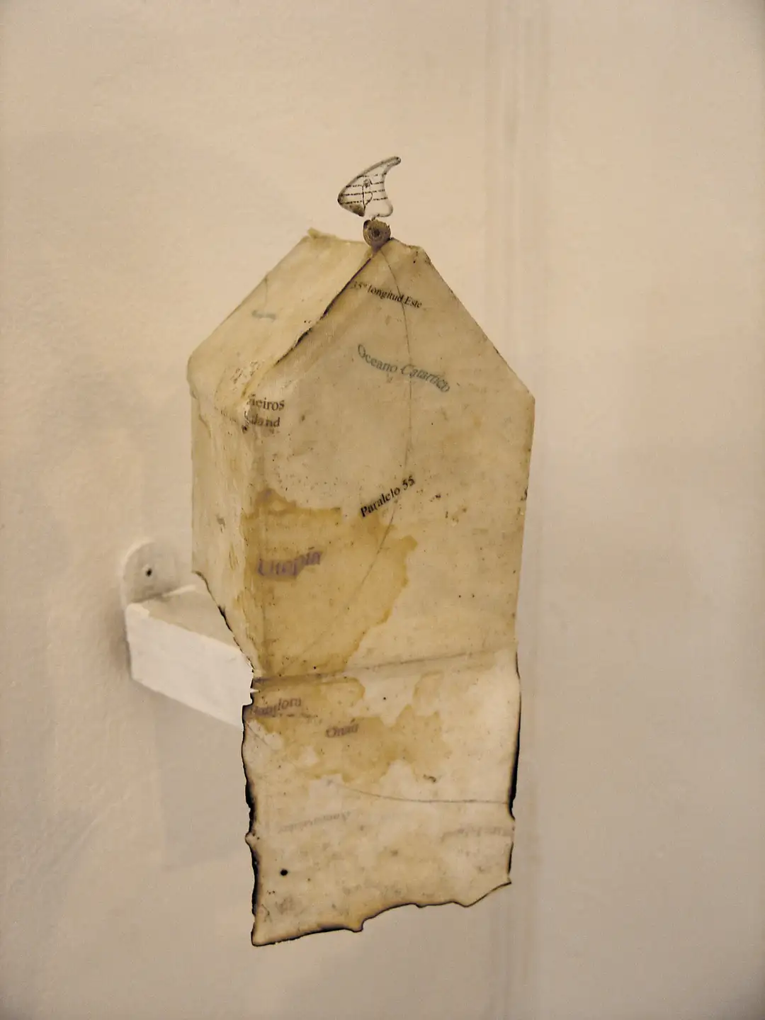 WW_W.(2002).Casamapa (2002)b-metacrilato,tela-14 x 8 x 8 cms.