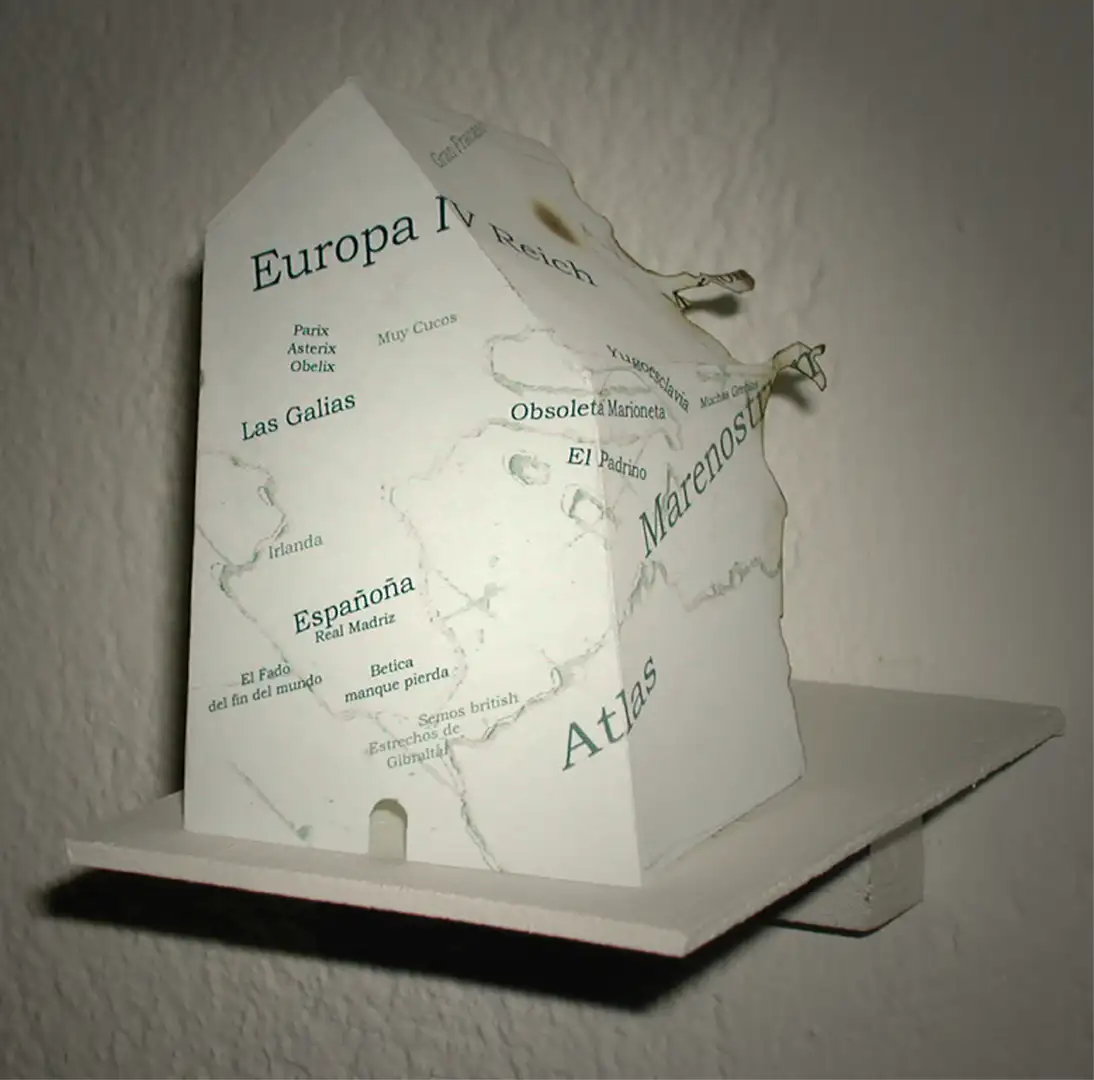 WW_W.(2002).Maison de Travers (2002)a-papel-14 x 8 x 9 cms.