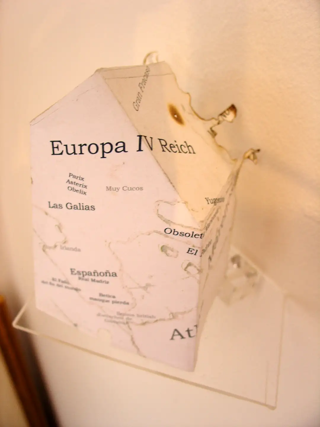 WW_W.(2002).Maison de Travers (2002)b-papel-14 x 8 x 9 cms.